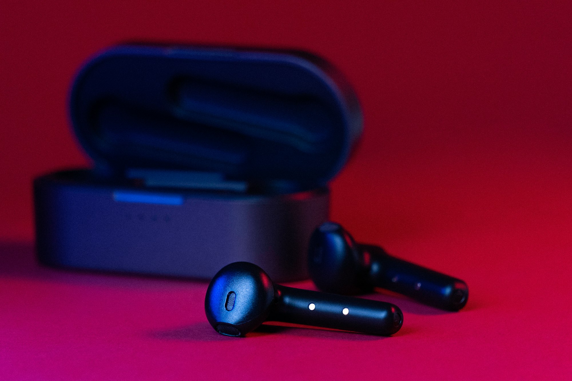 What do the lights on an Airpod mean? (Explained)