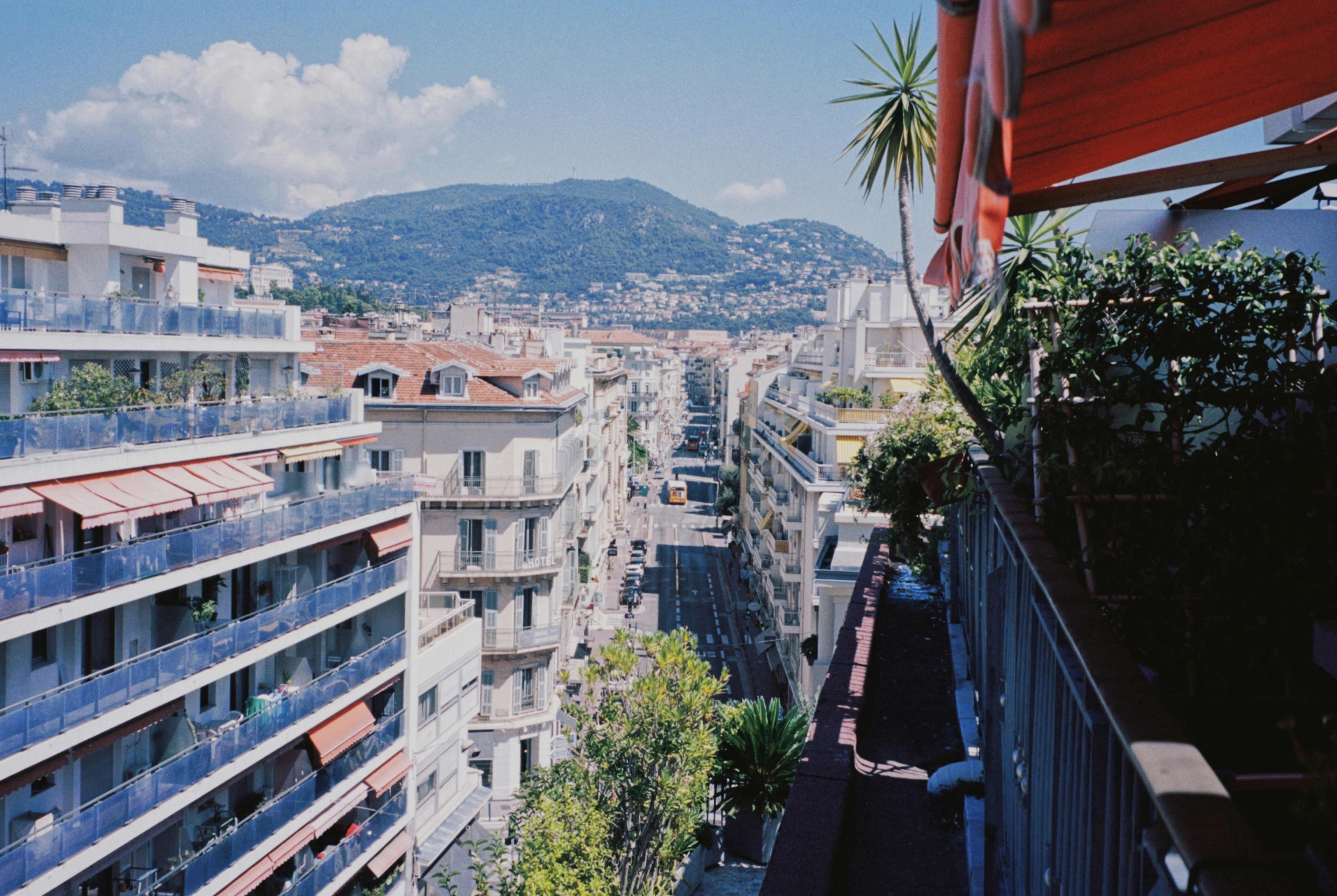 edifícios de concreto branco e marrom durante o dia
