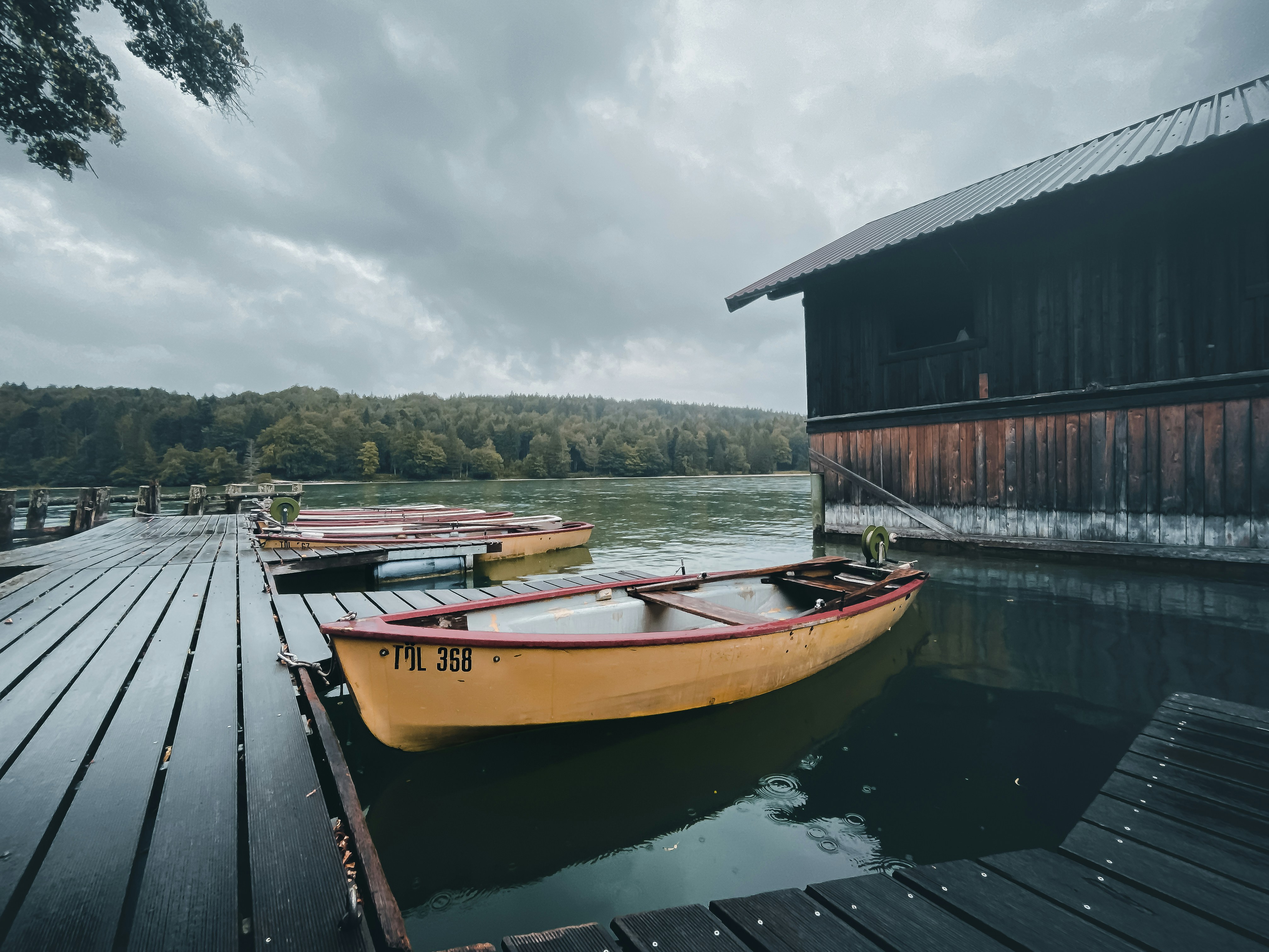 Braunes und gelbes Boot tagsüber am Dock