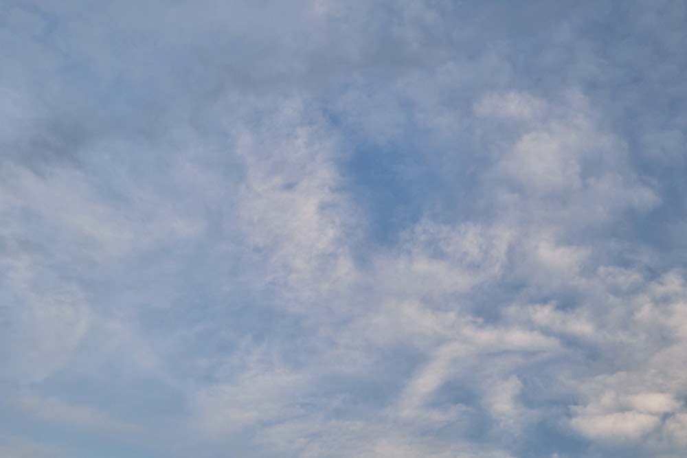 Weiße Wolken und blauer Himmel tagsüber