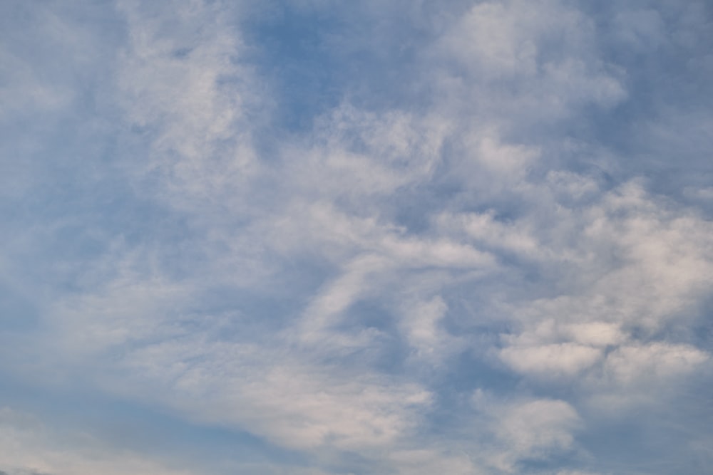 Nubes blancas y cielo azul durante el día