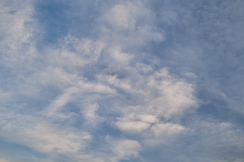 nuvole bianche e cielo blu durante il giorno