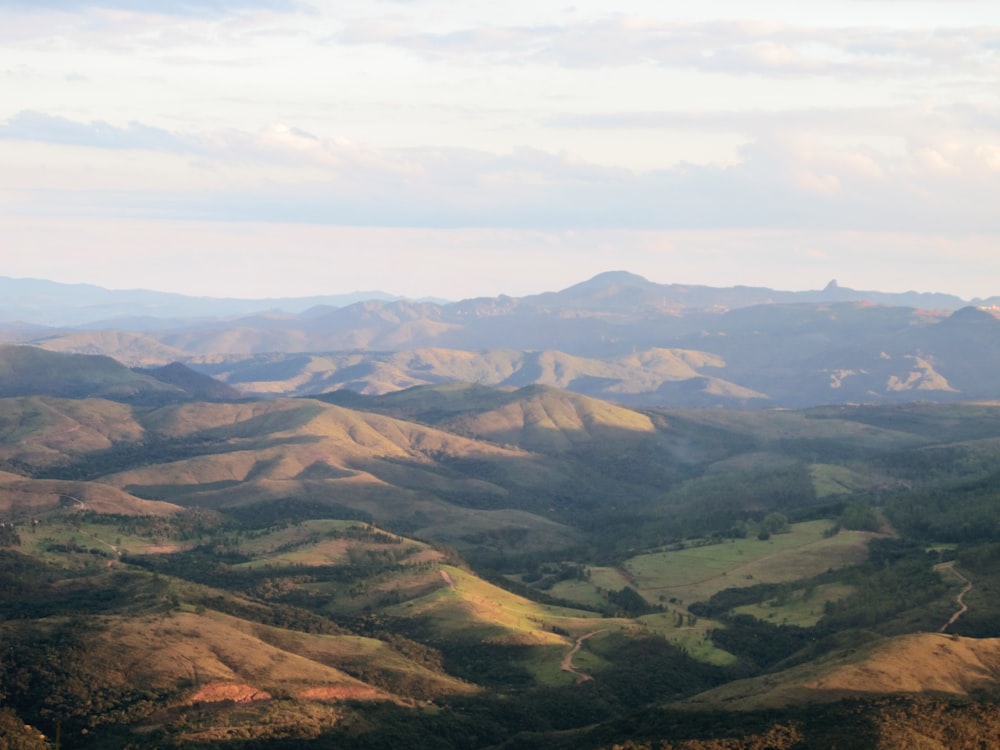 montagne verdi e marroni sotto nuvole bianche durante il giorno