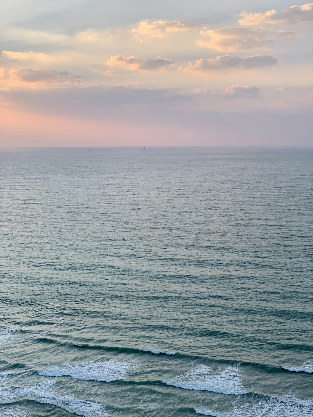 specchio d'acqua sotto il cielo nuvoloso durante il giorno