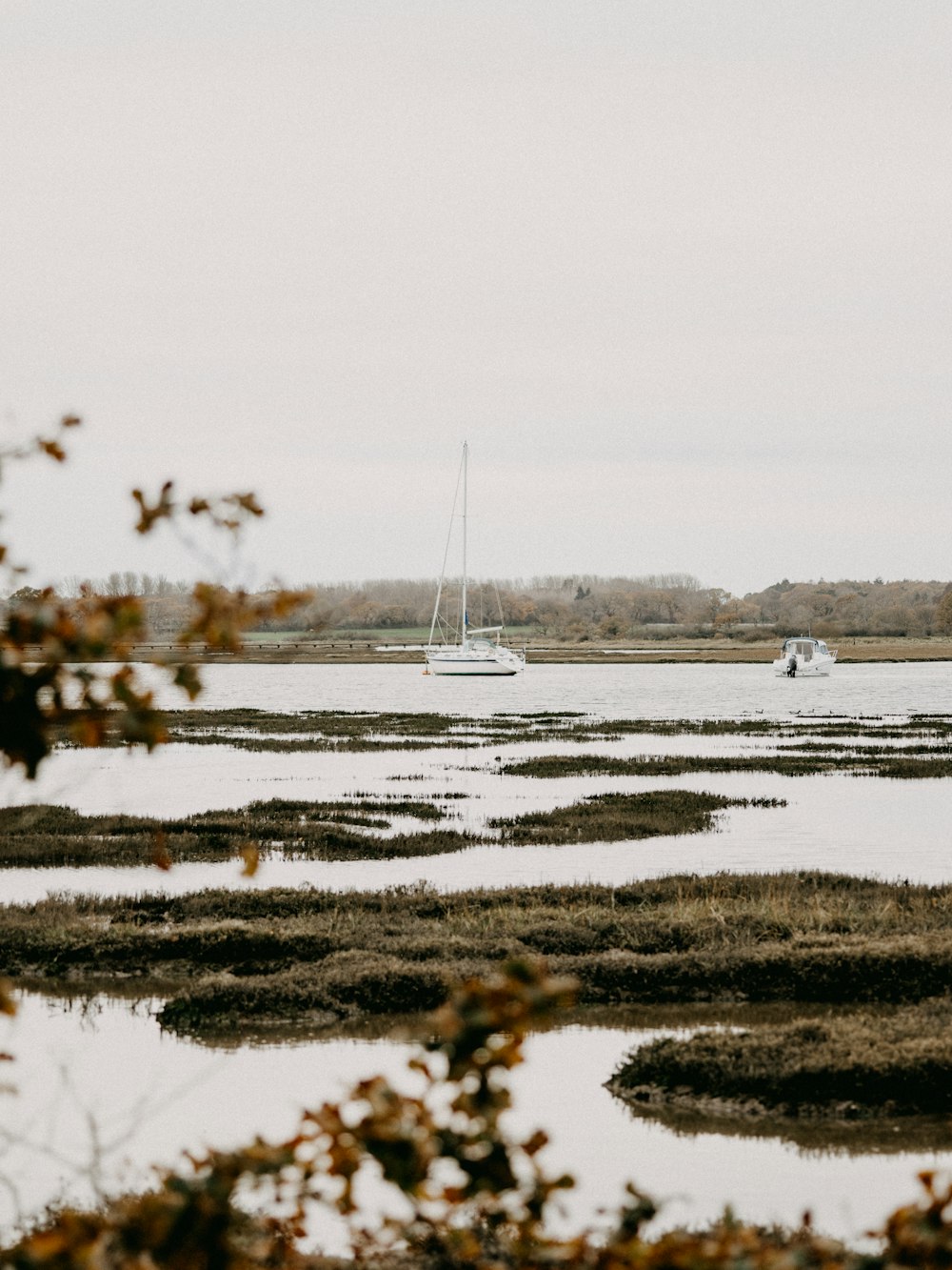 bateau blanc sur plan d’eau pendant la journée