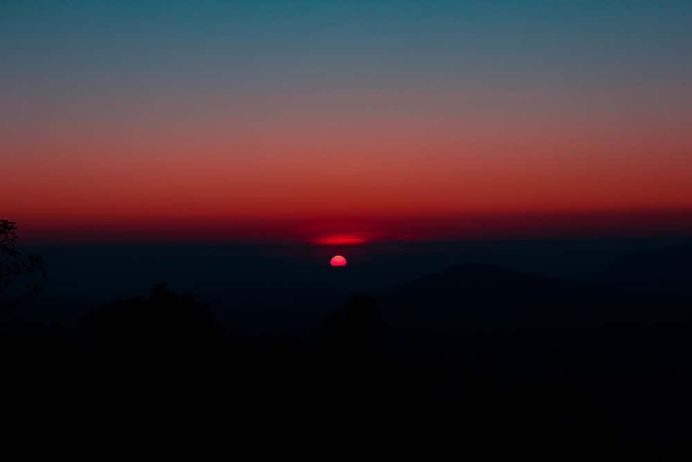 silhouette de montagne au coucher du soleil