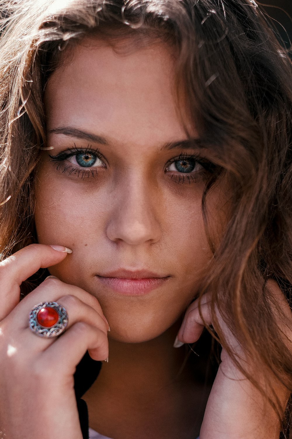 femme aux cheveux bruns et portant une bague en argent