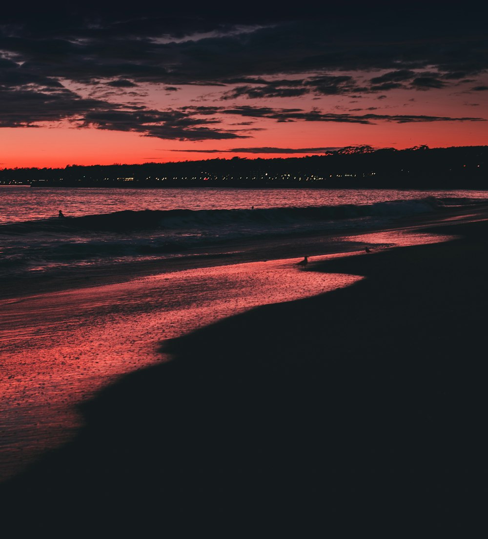 Cuerpo de agua durante la puesta de sol