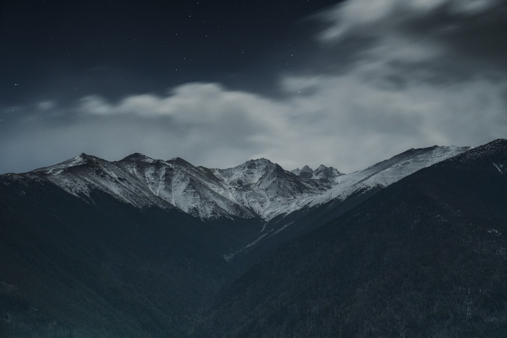 montanha coberta de neve sob céu nublado