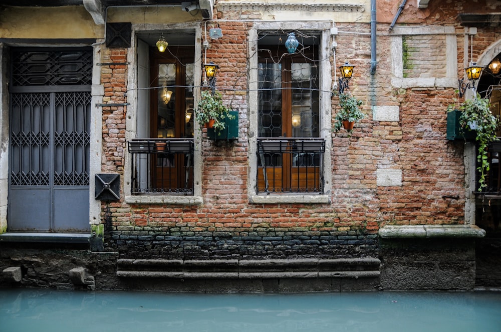 edificio in mattoni marroni con porta in legno marrone