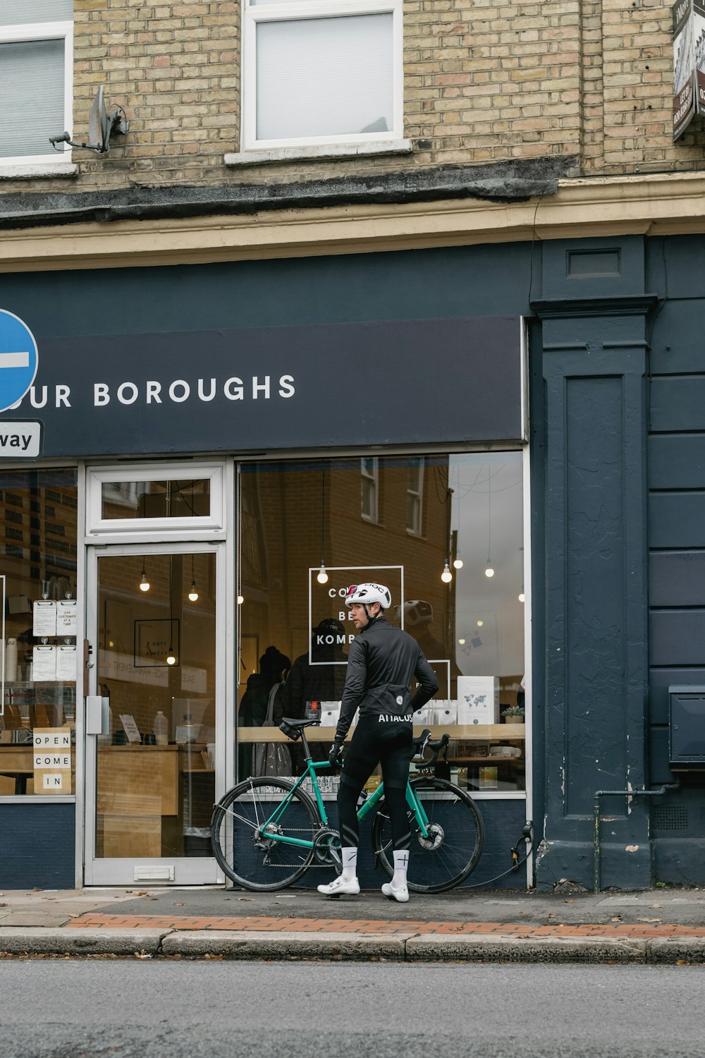 homme en noir t-shirt à vélo