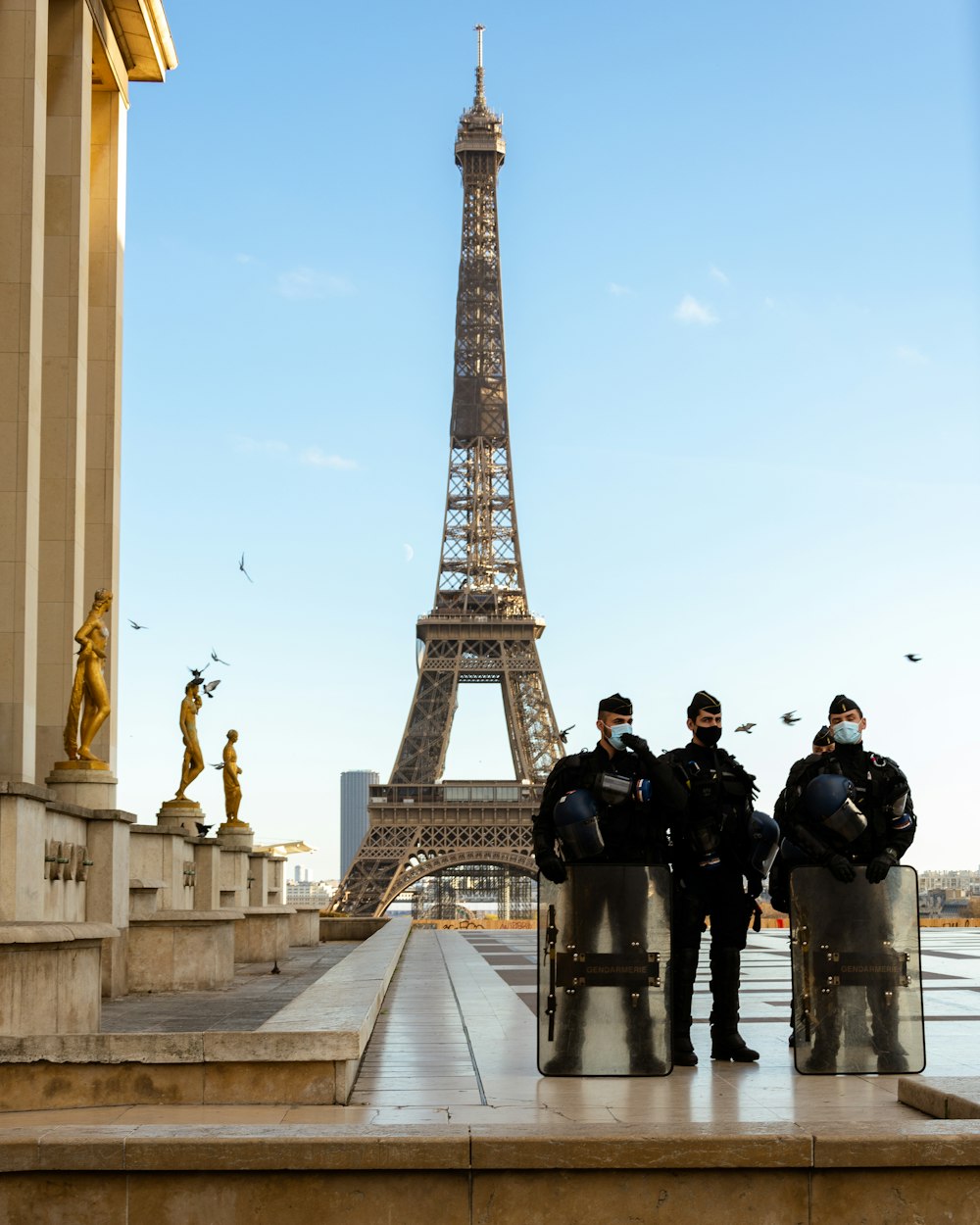 Personas caminando por la acera cerca de la Torre Eiffel durante el día