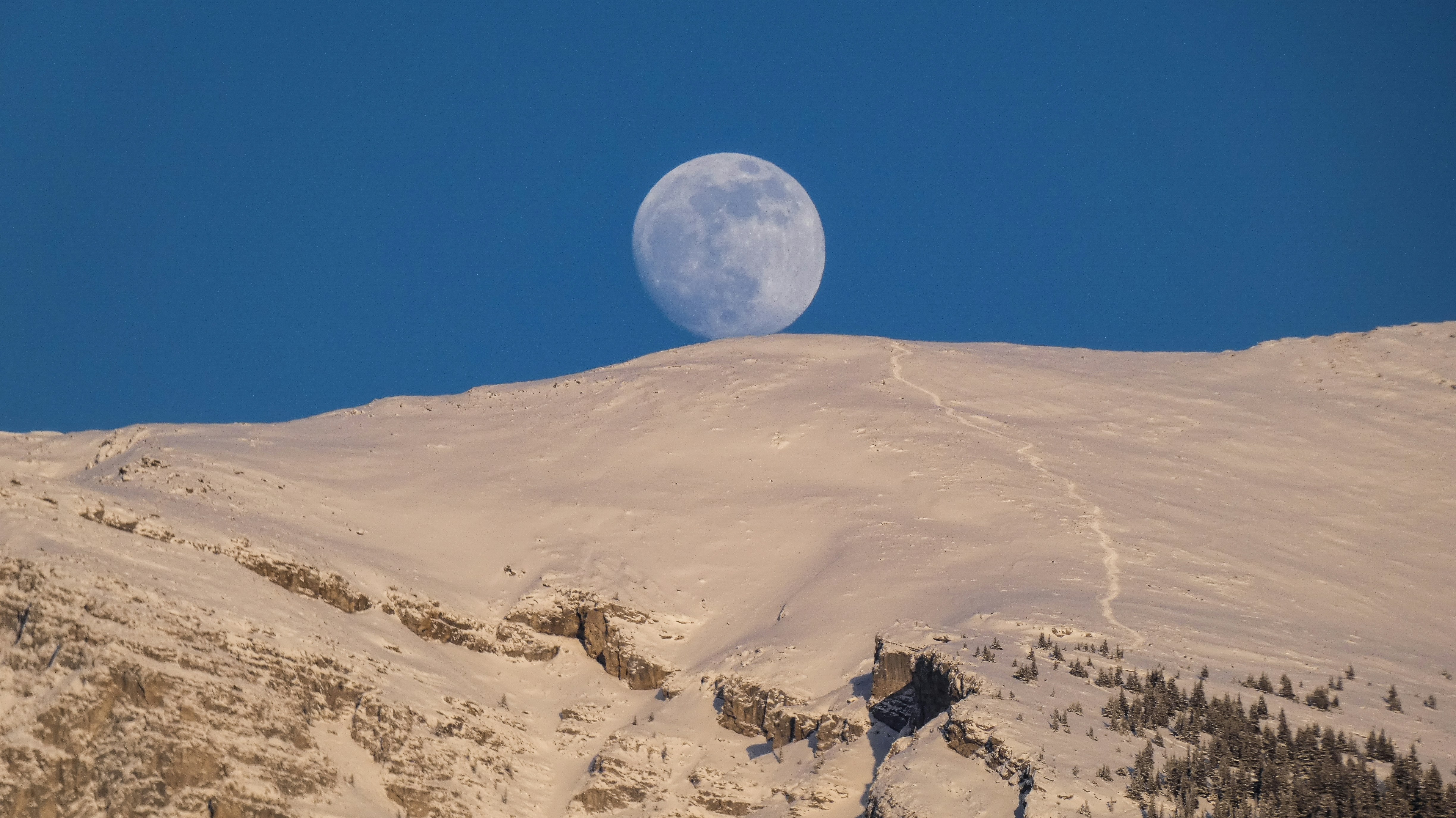 montagne blanche et brune sous ciel bleu pendant la journée