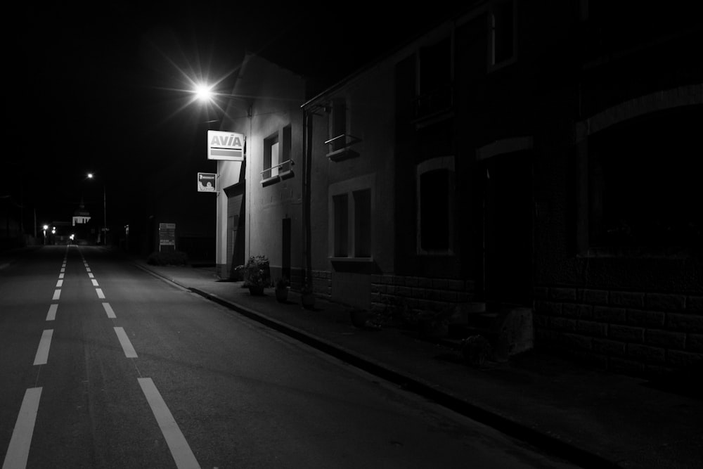 Photo en niveaux de gris d’une rue vide