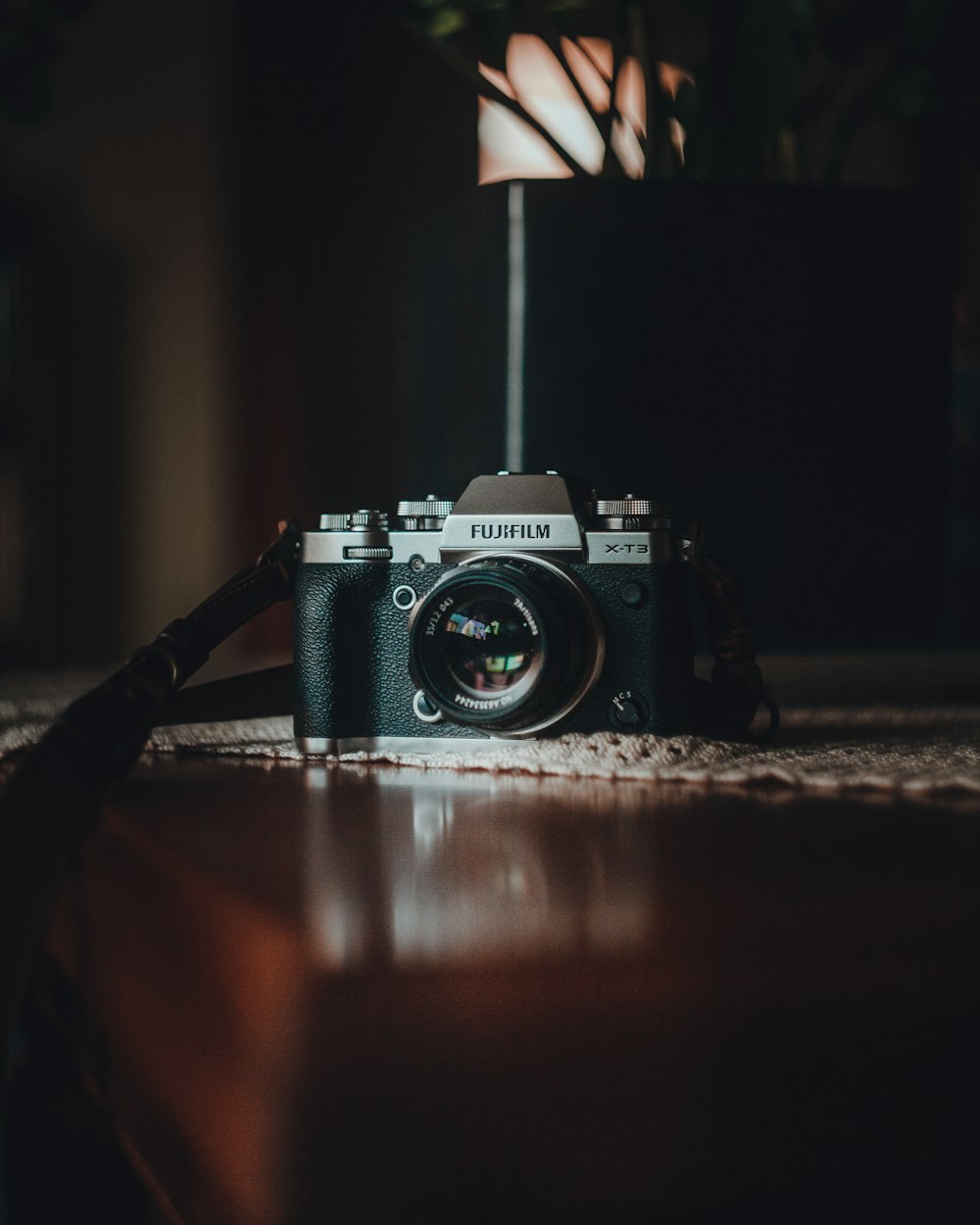 Fotocamera reflex digitale Nikon nera e argento su tavolo di legno marrone