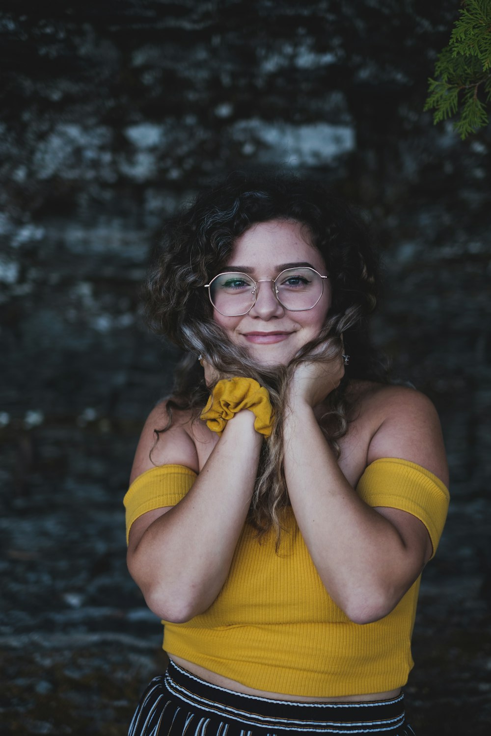 Frau im gelben Tanktop mit Brille