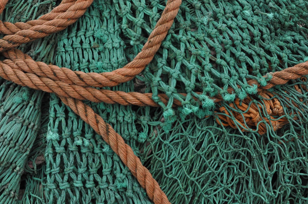 Braunes Seil auf grünem Textil