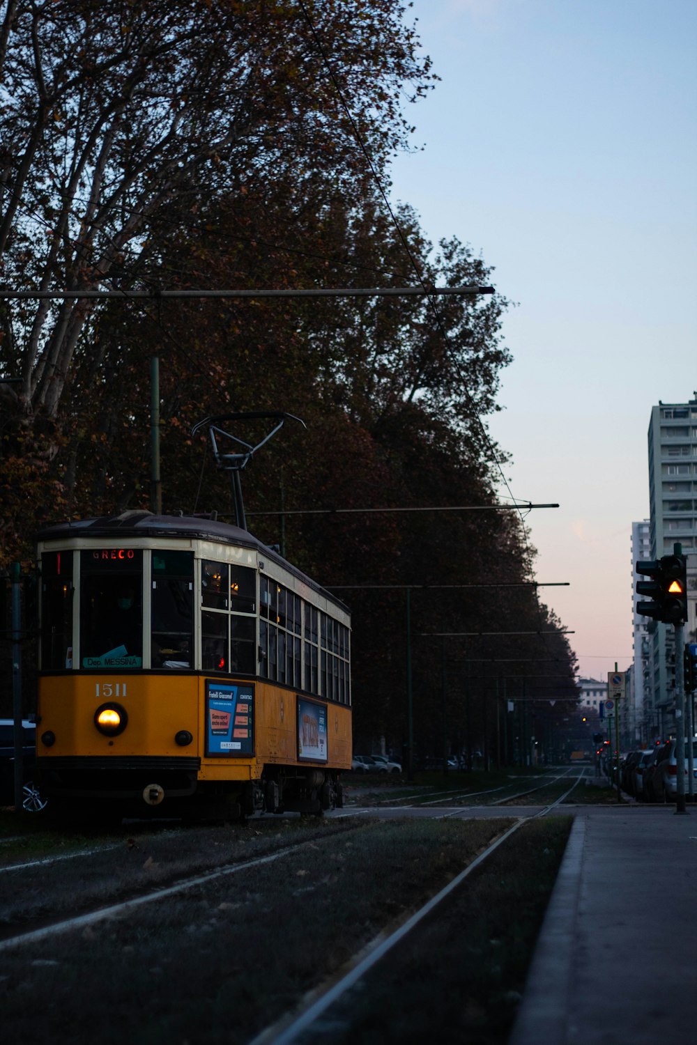 Tram jaune et blanc sur la route pendant la journée