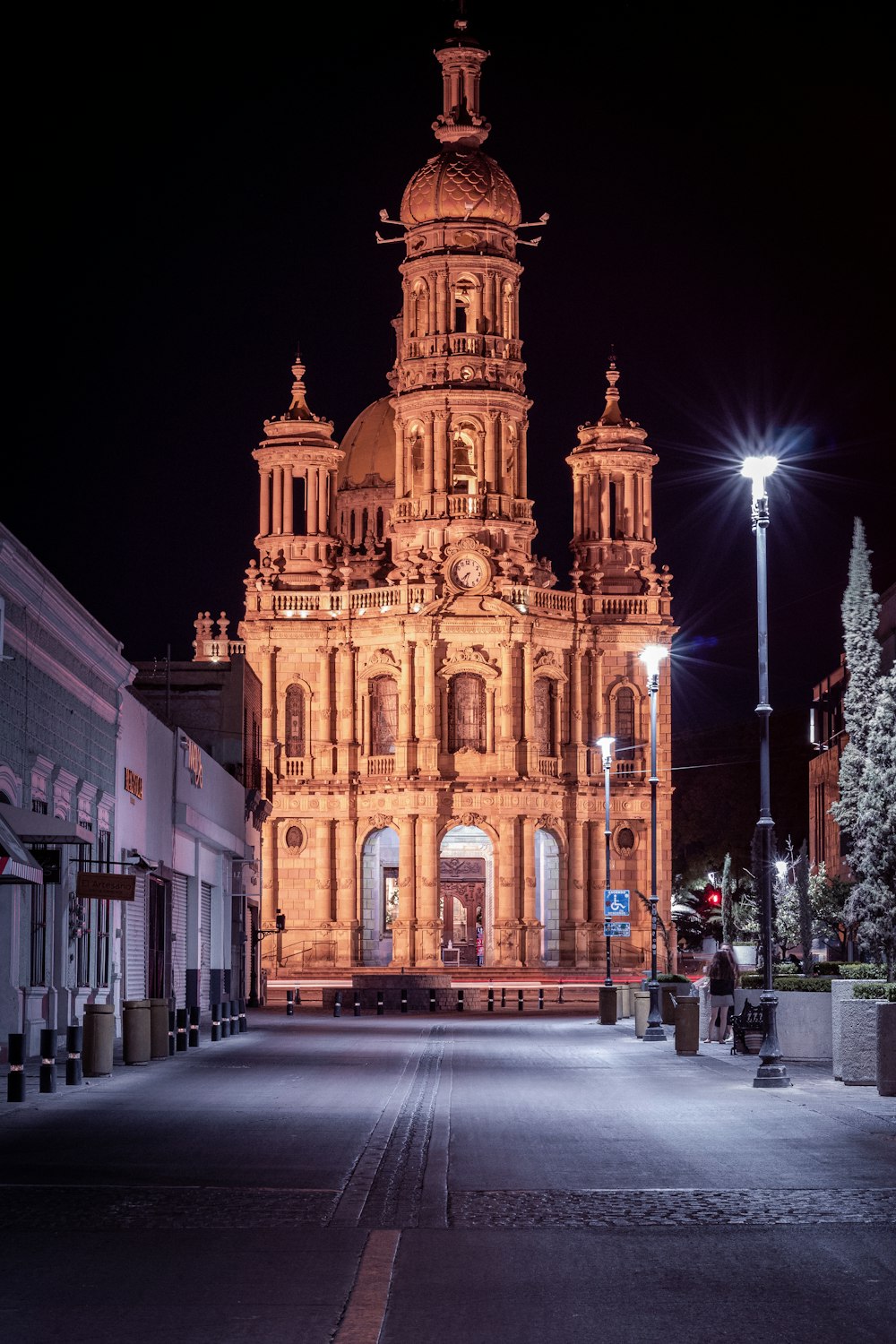 edifício de concreto marrom durante a noite