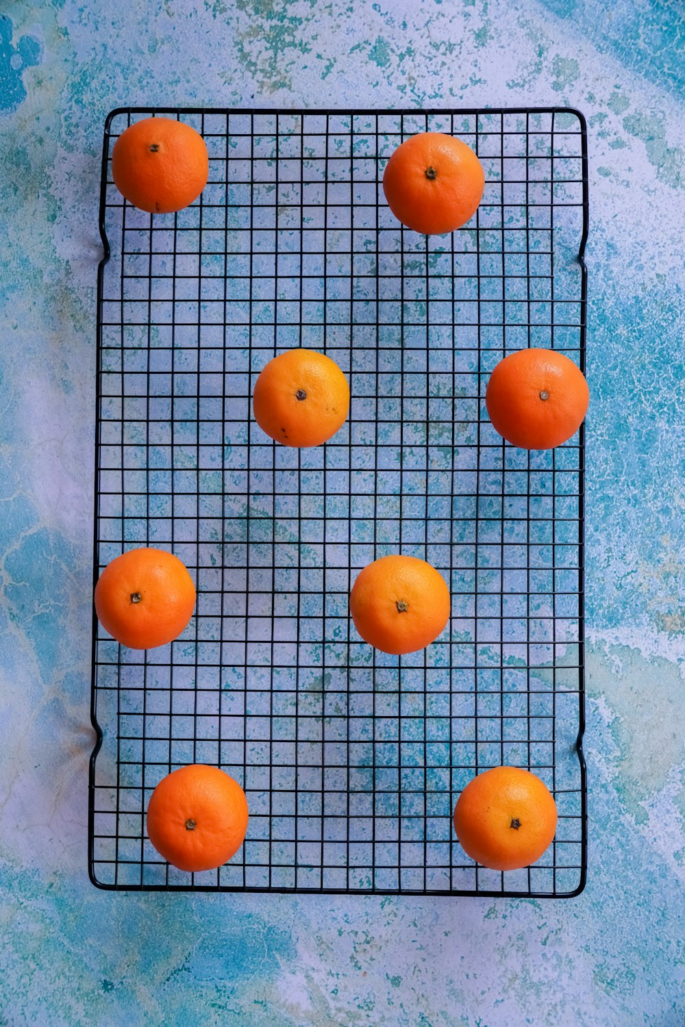 파란 테이블에 오렌지 과일