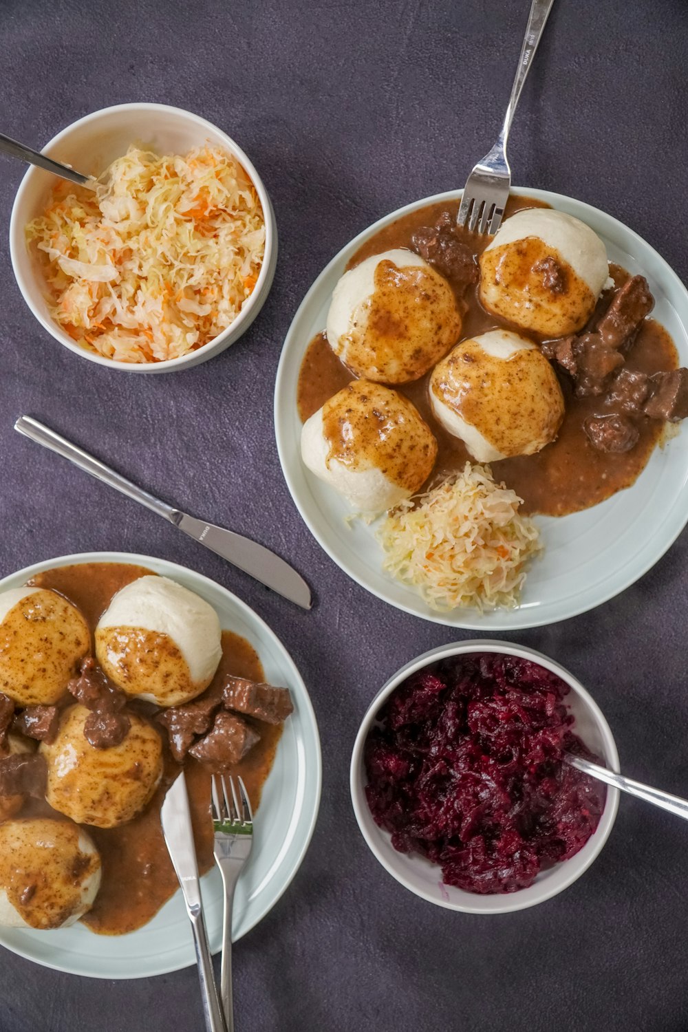 riz frit sur assiette en céramique blanche