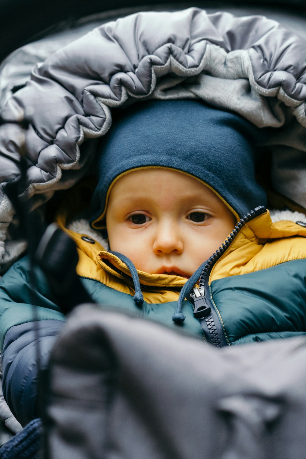 Baby in blau-gelber Jacke