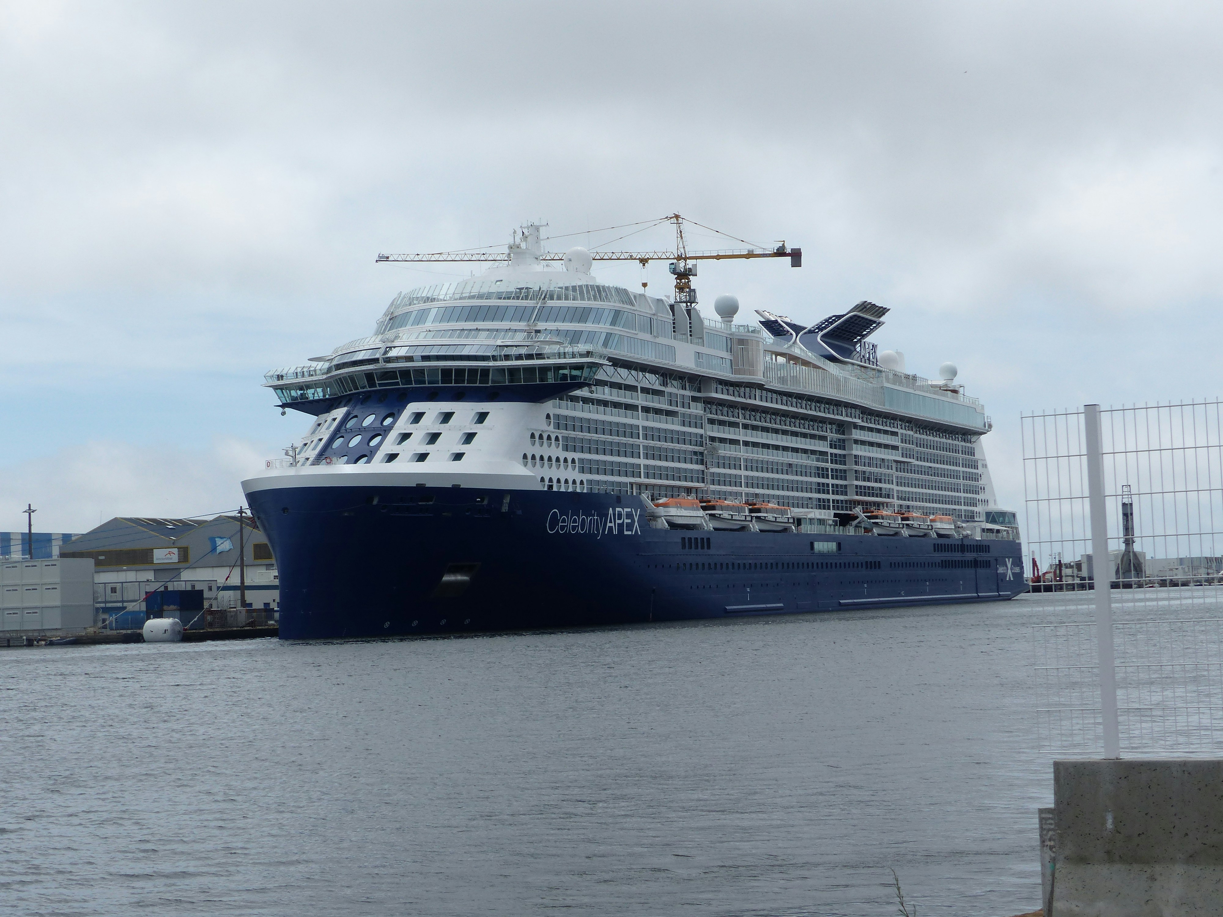 Navire blanc et bleu sur la mer sous les nuages blancs pendant la journée