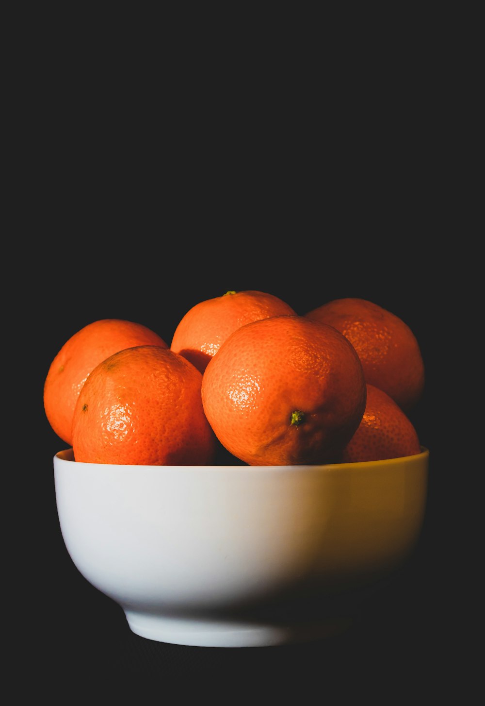 Orangenfrüchte auf weißer Keramikschale