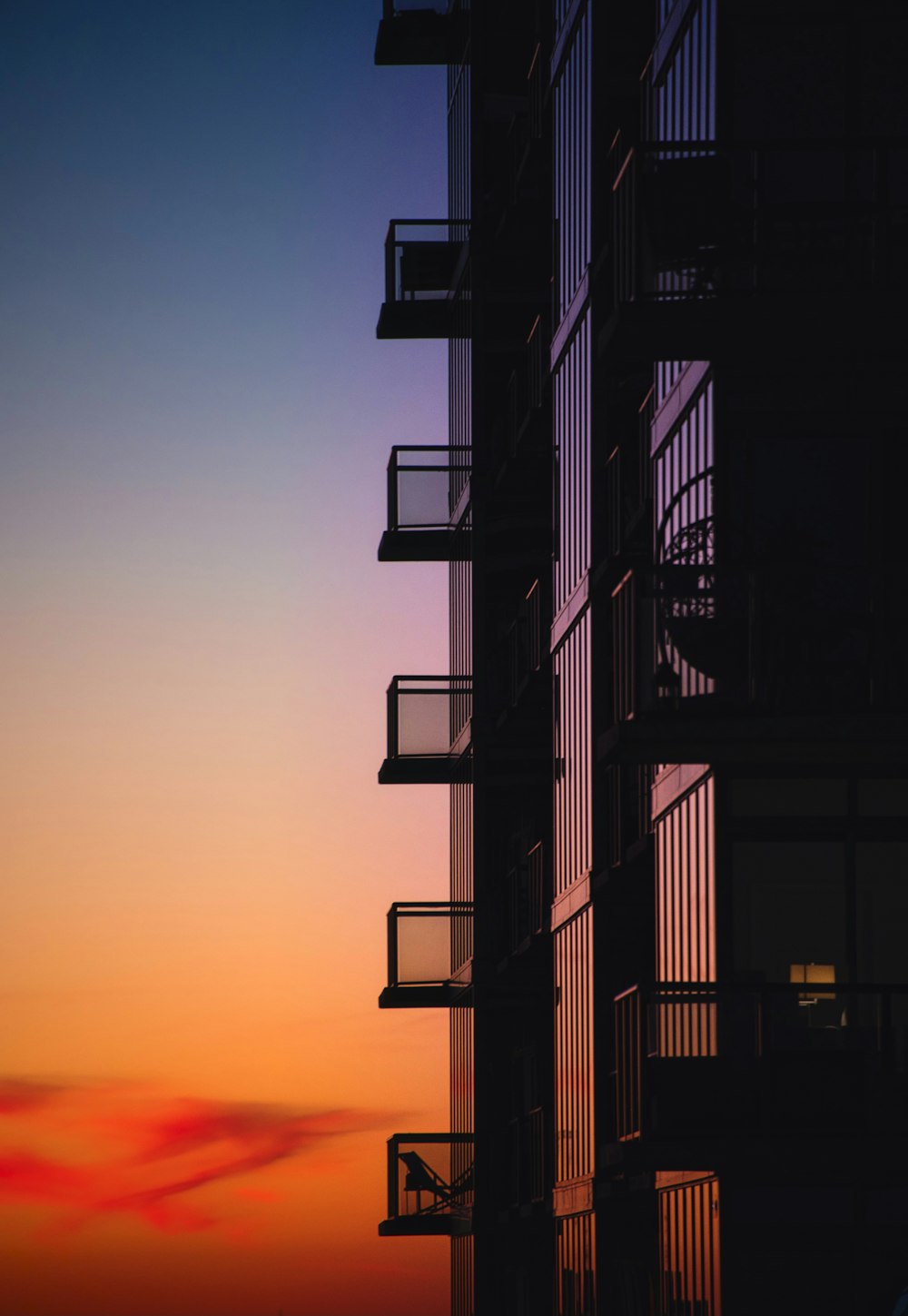 Silhouette eines Gebäudes bei Sonnenuntergang