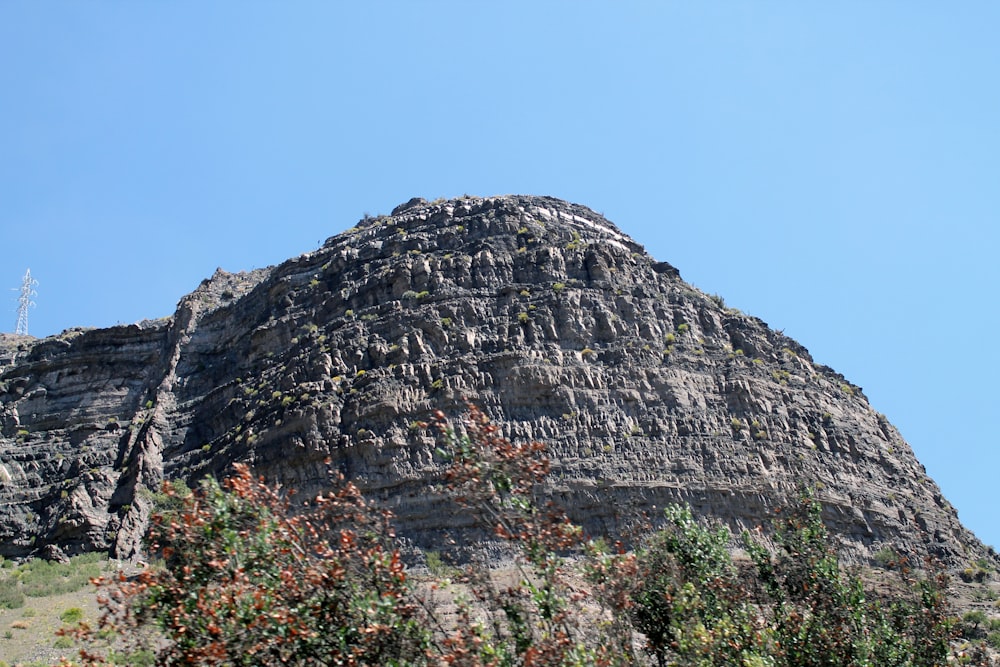 montanha rochosa cinzenta sob o céu azul durante o dia