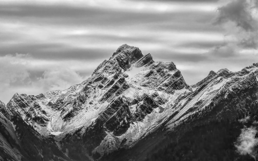 Photo en niveaux de gris de la chaîne de montagnes