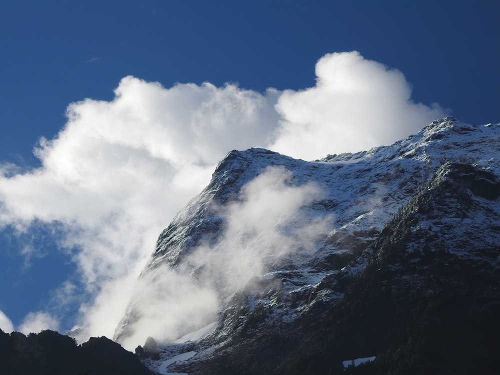 nuvens brancas sobre a montanha negra