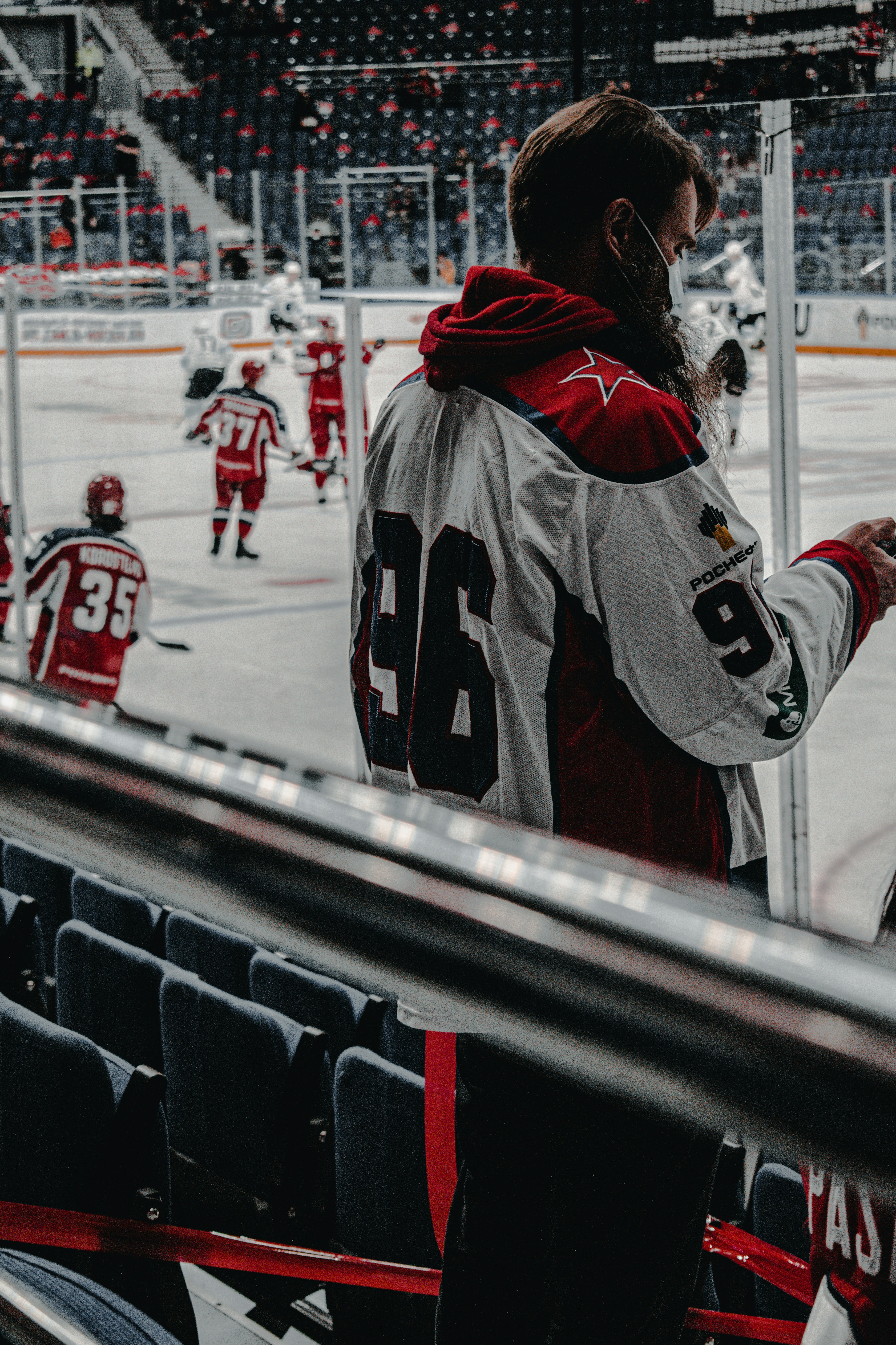 アイス ホッケー フィールドに立っている赤と黒のジャケットの人の写真 Unsplashで見つけるグレーの無料写真