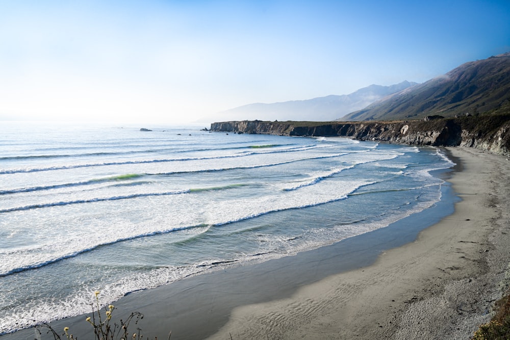 Les vagues de l’océan s’écrasent sur le rivage pendant la journée