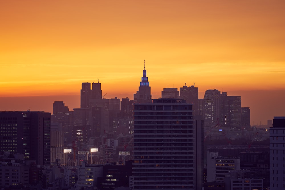 Silueta de los edificios de la ciudad durante la puesta del sol