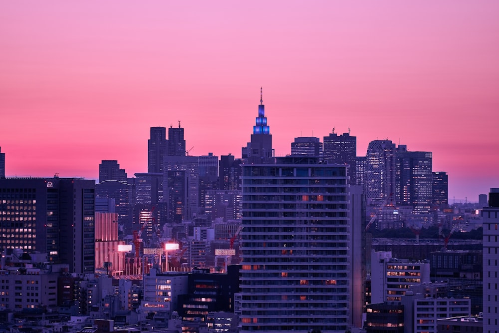 skyline della città durante la notte