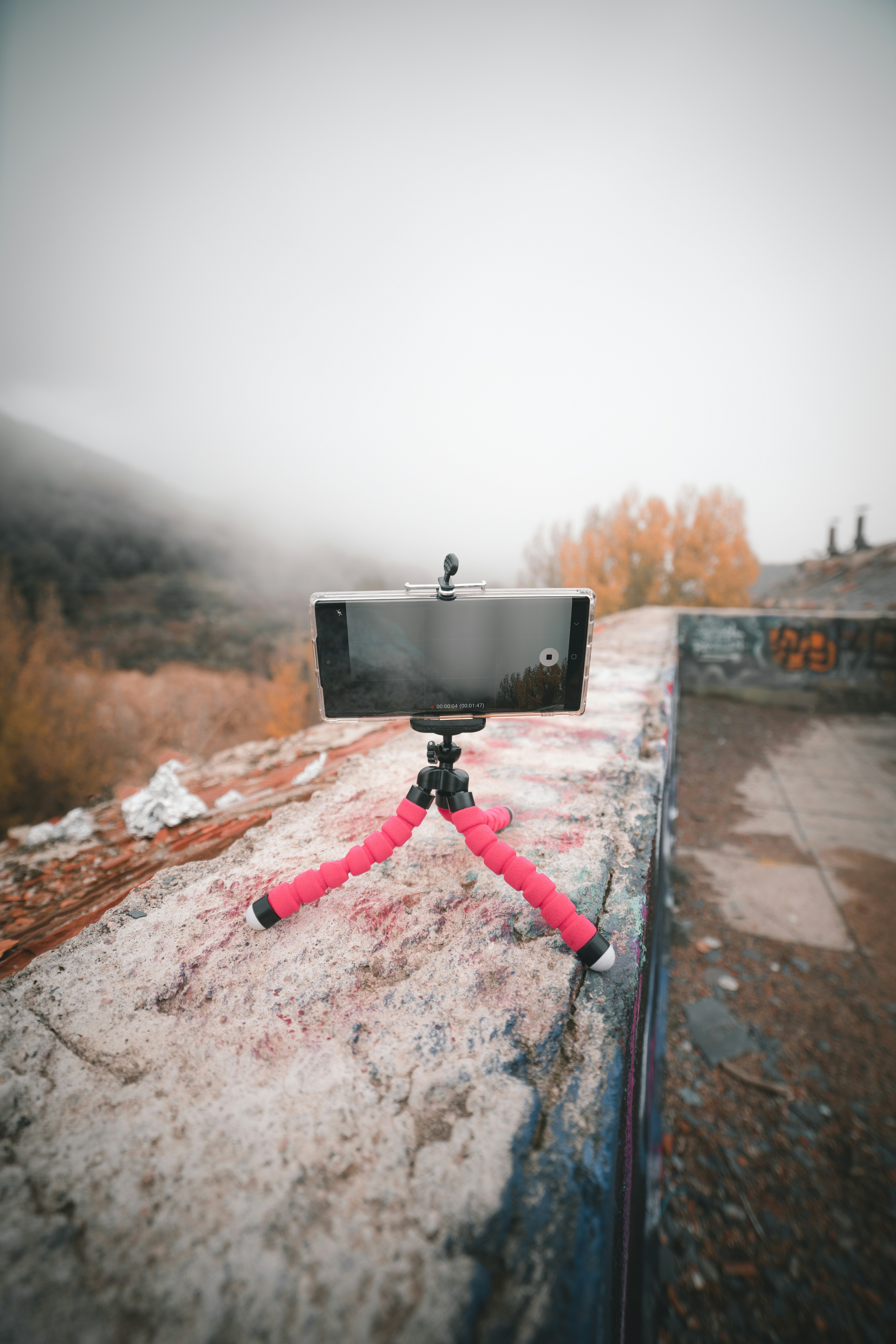 昼間の道路上の三脚に黒いカメラの写真 Unsplashで見つけるマドリッドの無料写真