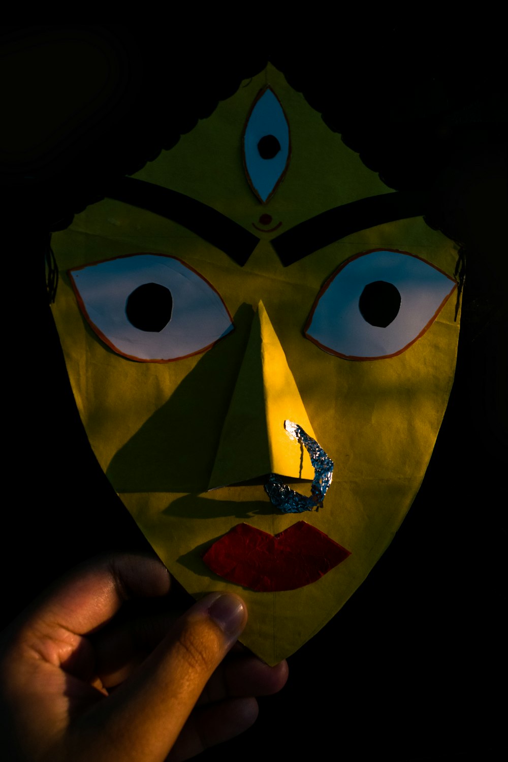 máscara amarela azul e verde