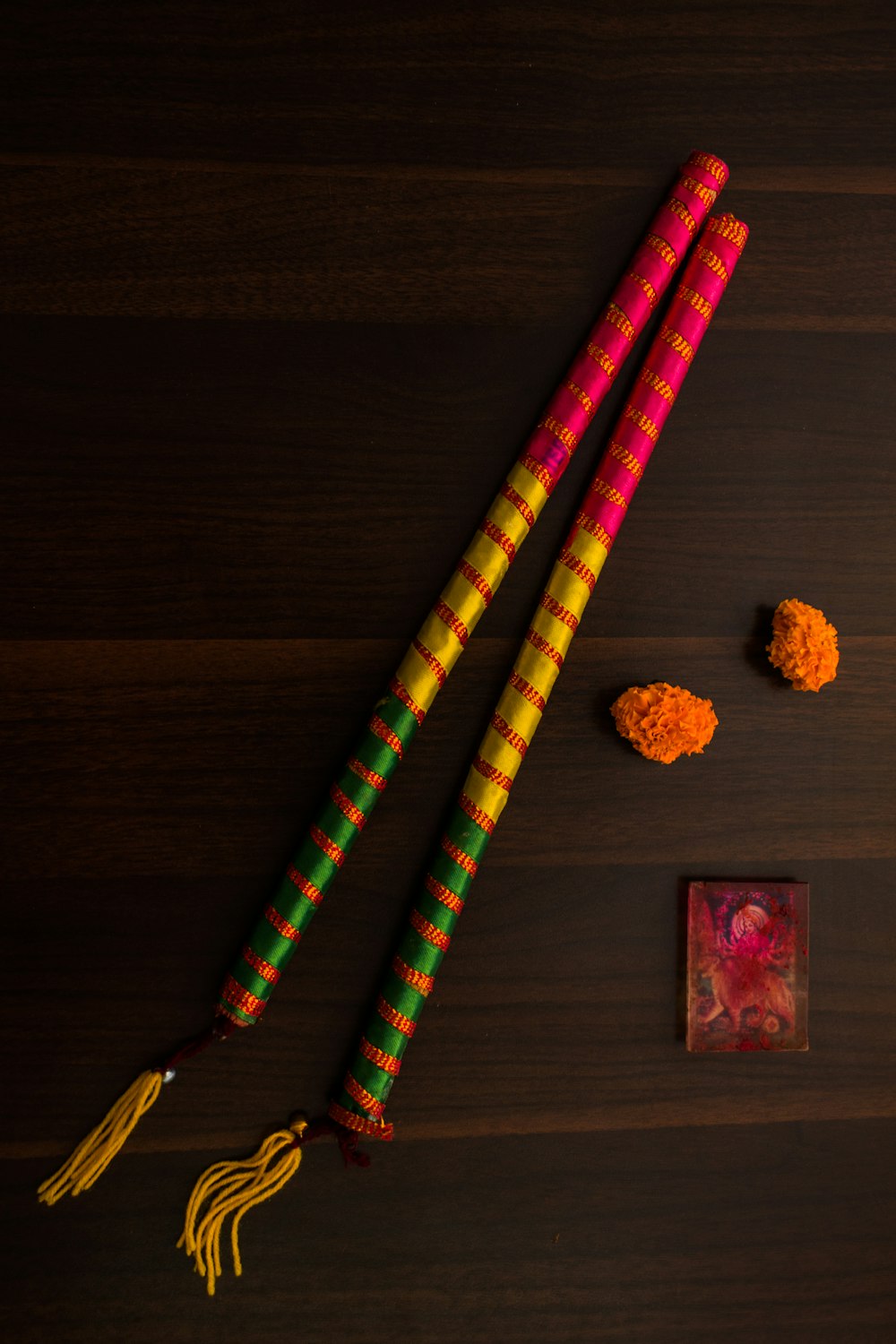 crayon jaune et rouge sur table en bois marron