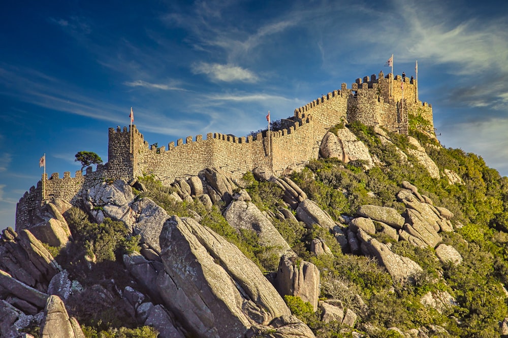 um castelo muito alto no topo de uma montanha