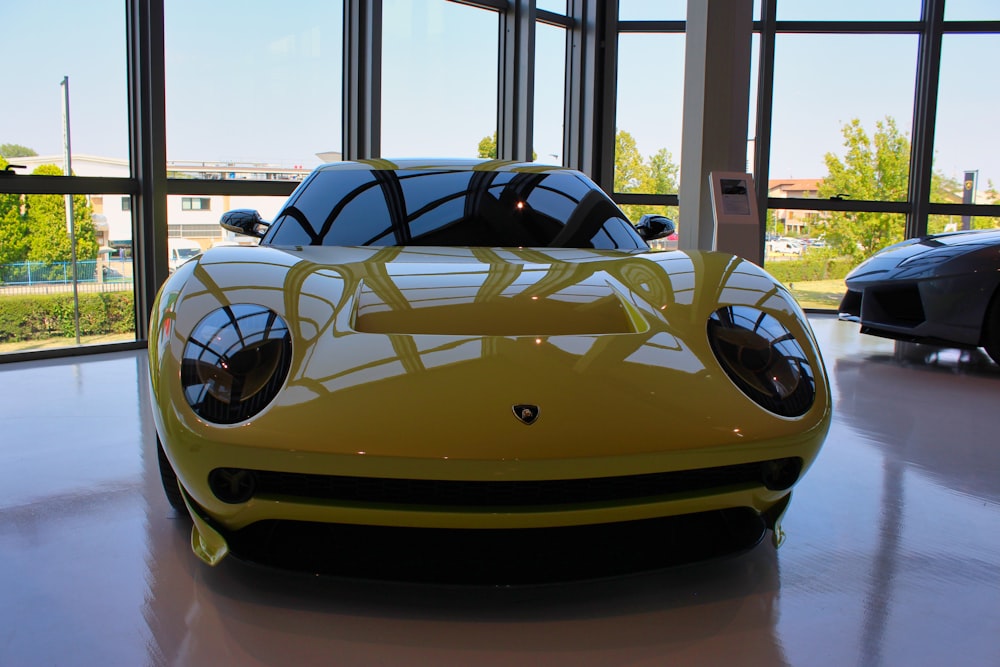 yellow and black lamborghini aventador