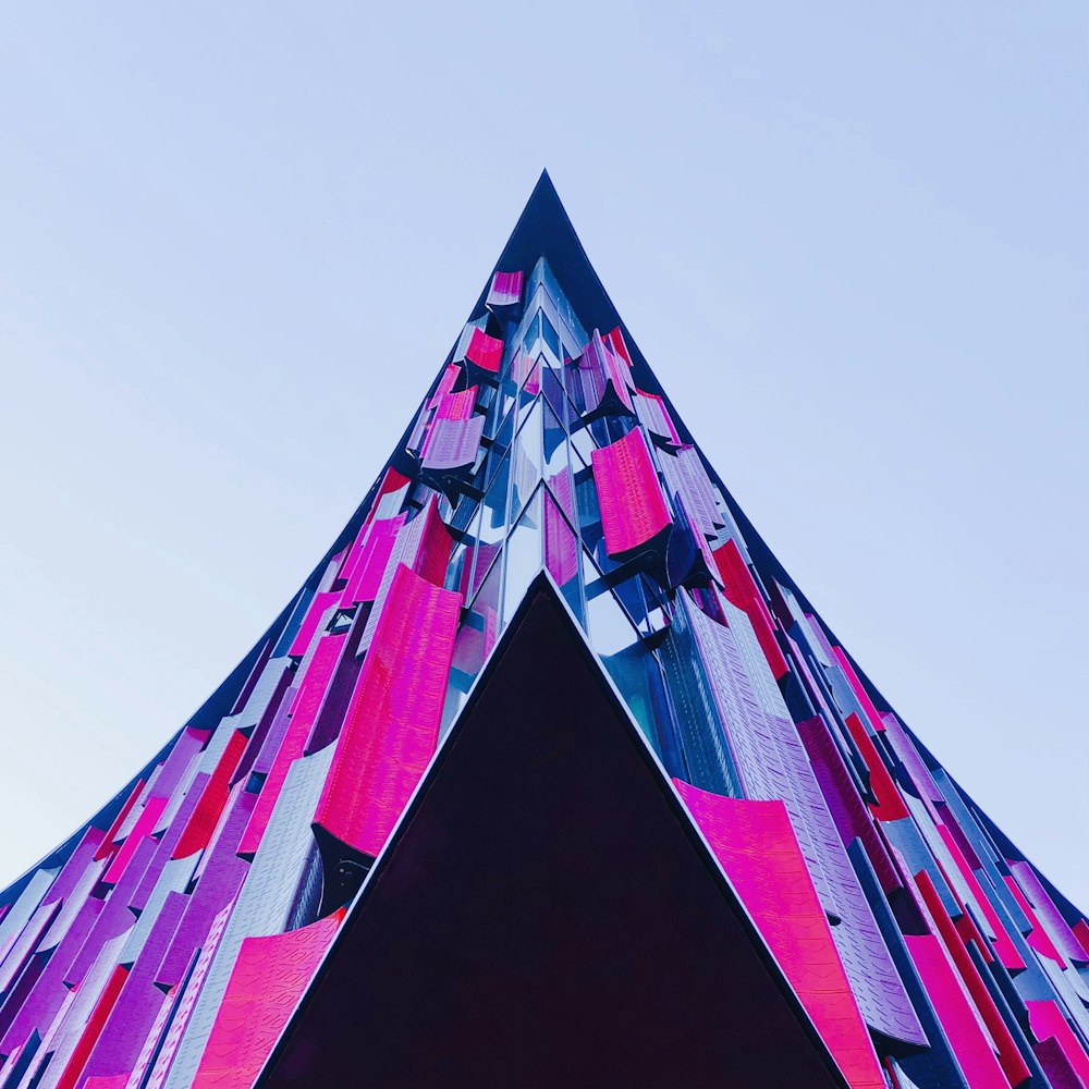 紫と黒の建物のローアングル写真