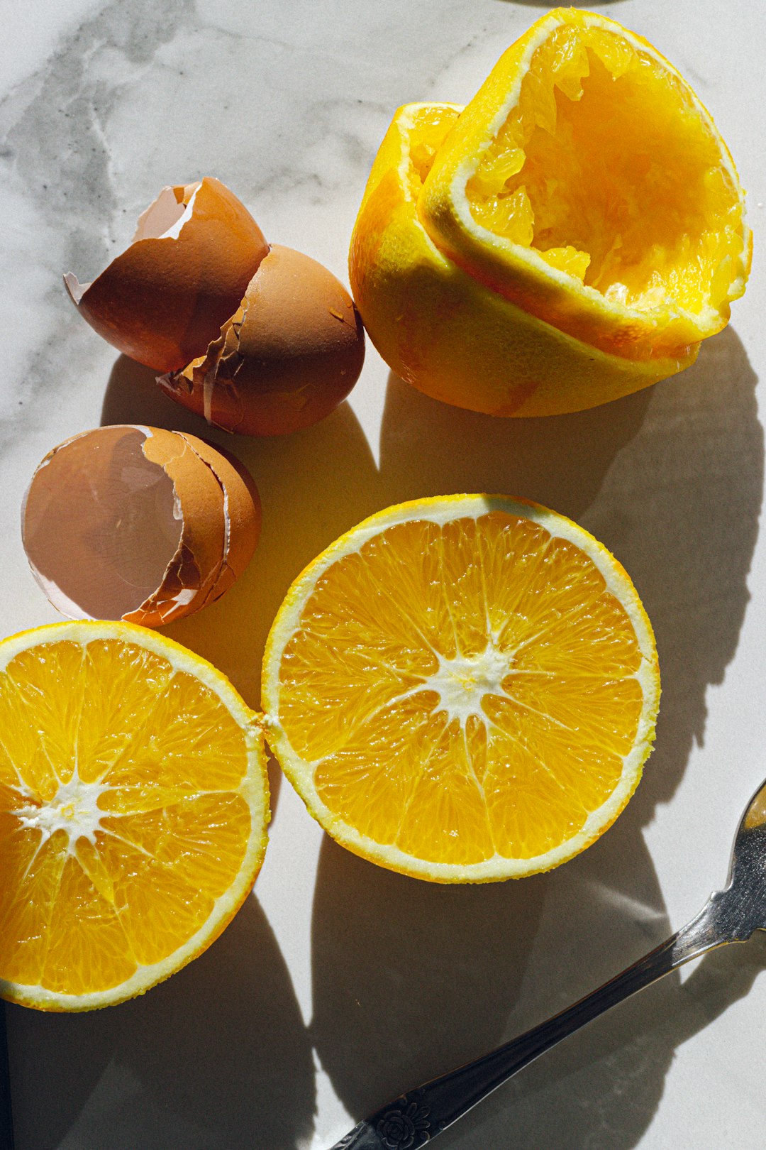 sliced orange fruit beside sliced orange fruit