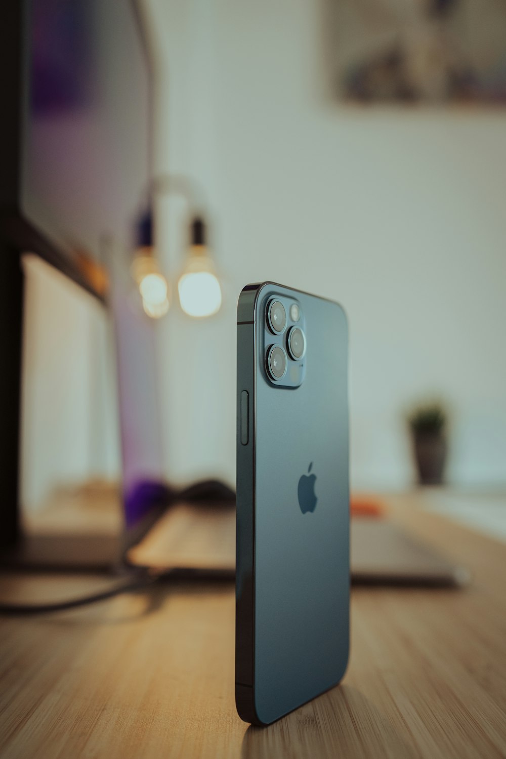 Silber iPhone 6 auf braunem Holztisch