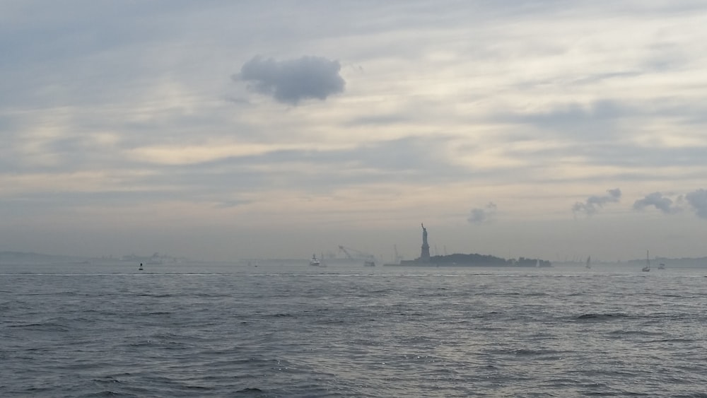 velero en el mar bajo nubes blancas durante el día