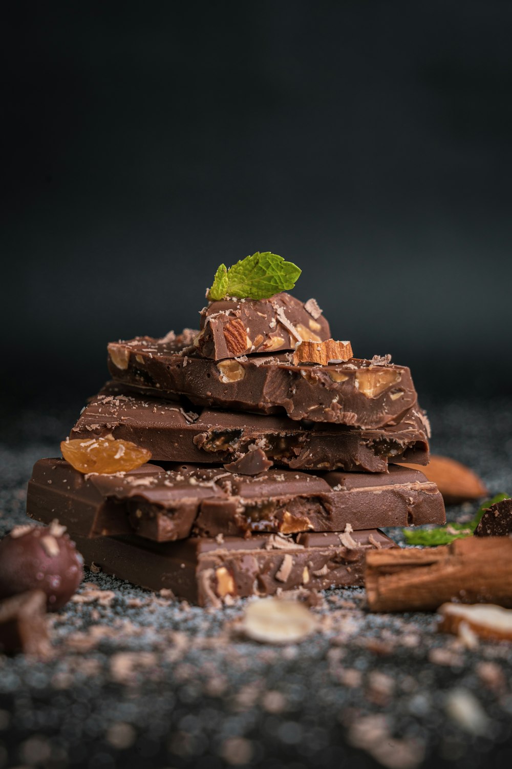 gâteau au chocolat brun et blanc