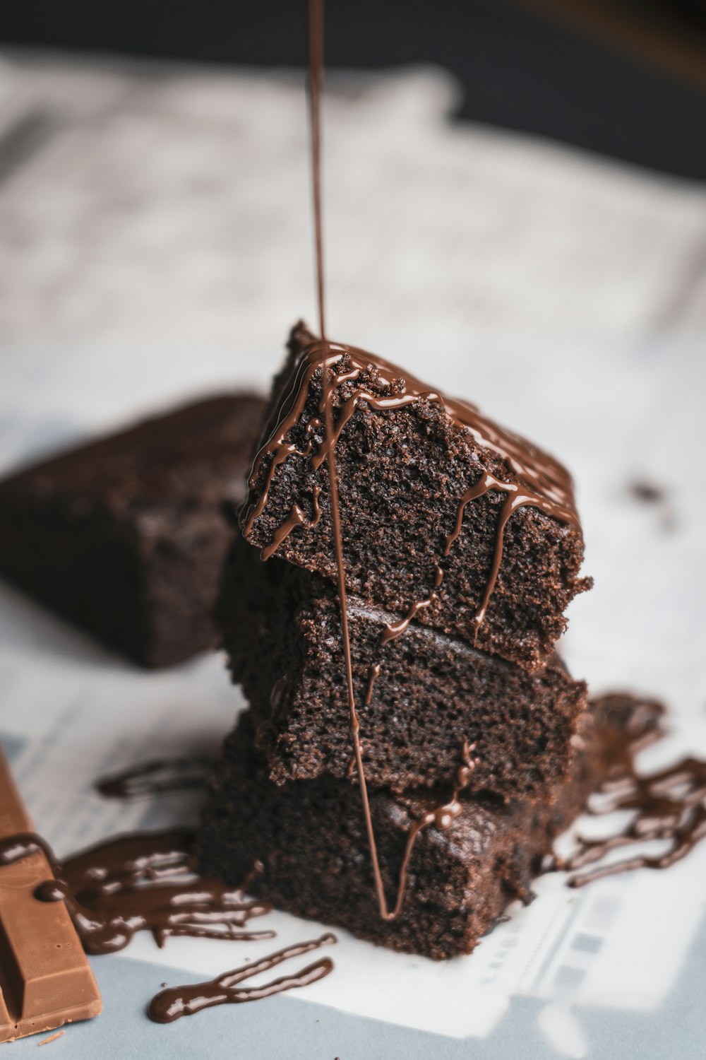 Schokoladenkuchen auf weißem Keramikteller