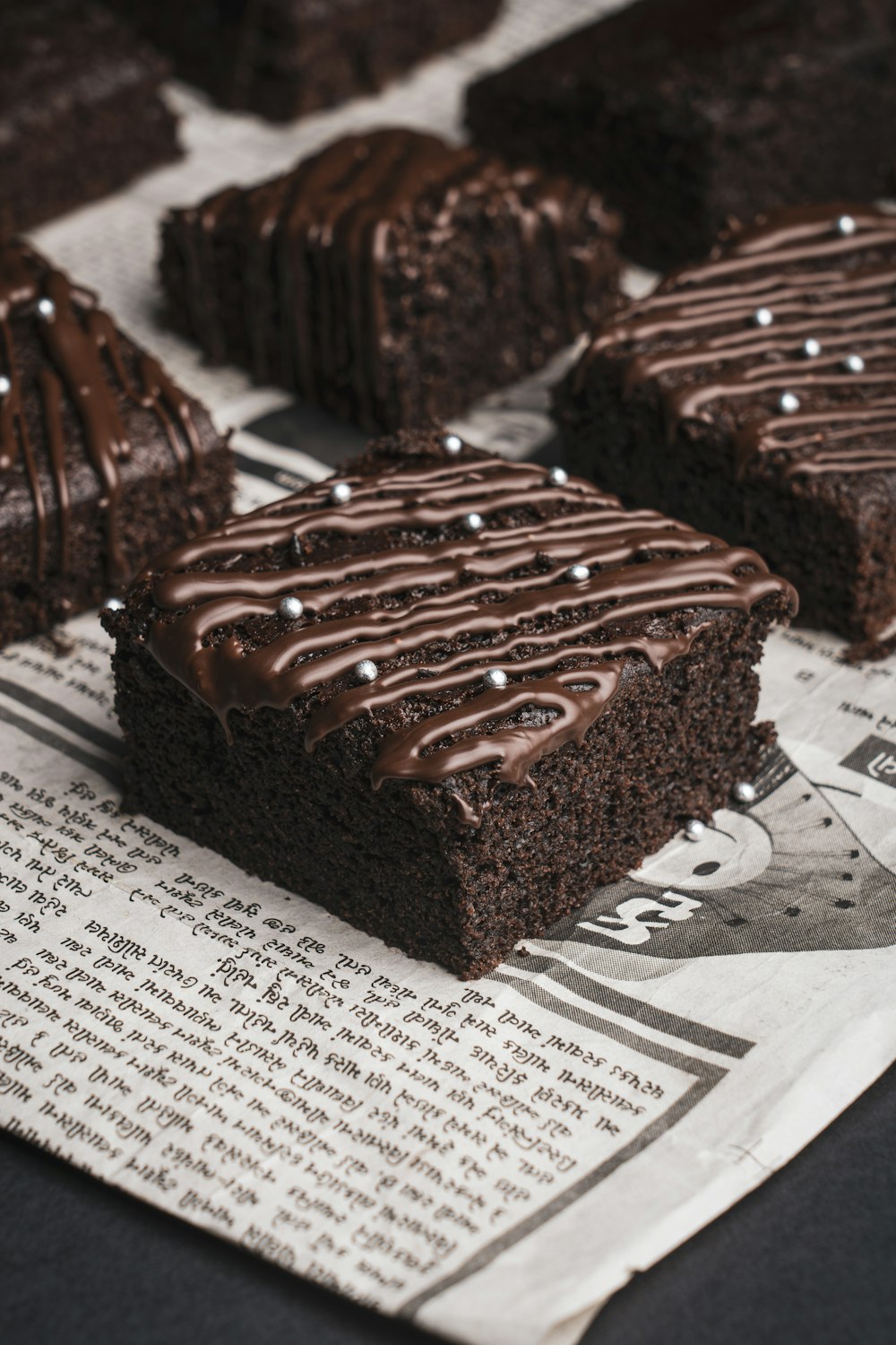 torta al cioccolato su carta bianca