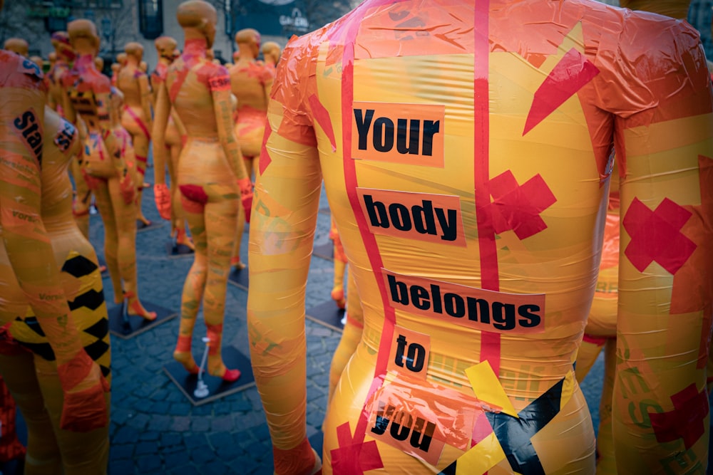 personnes en T-shirts jaunes et roses