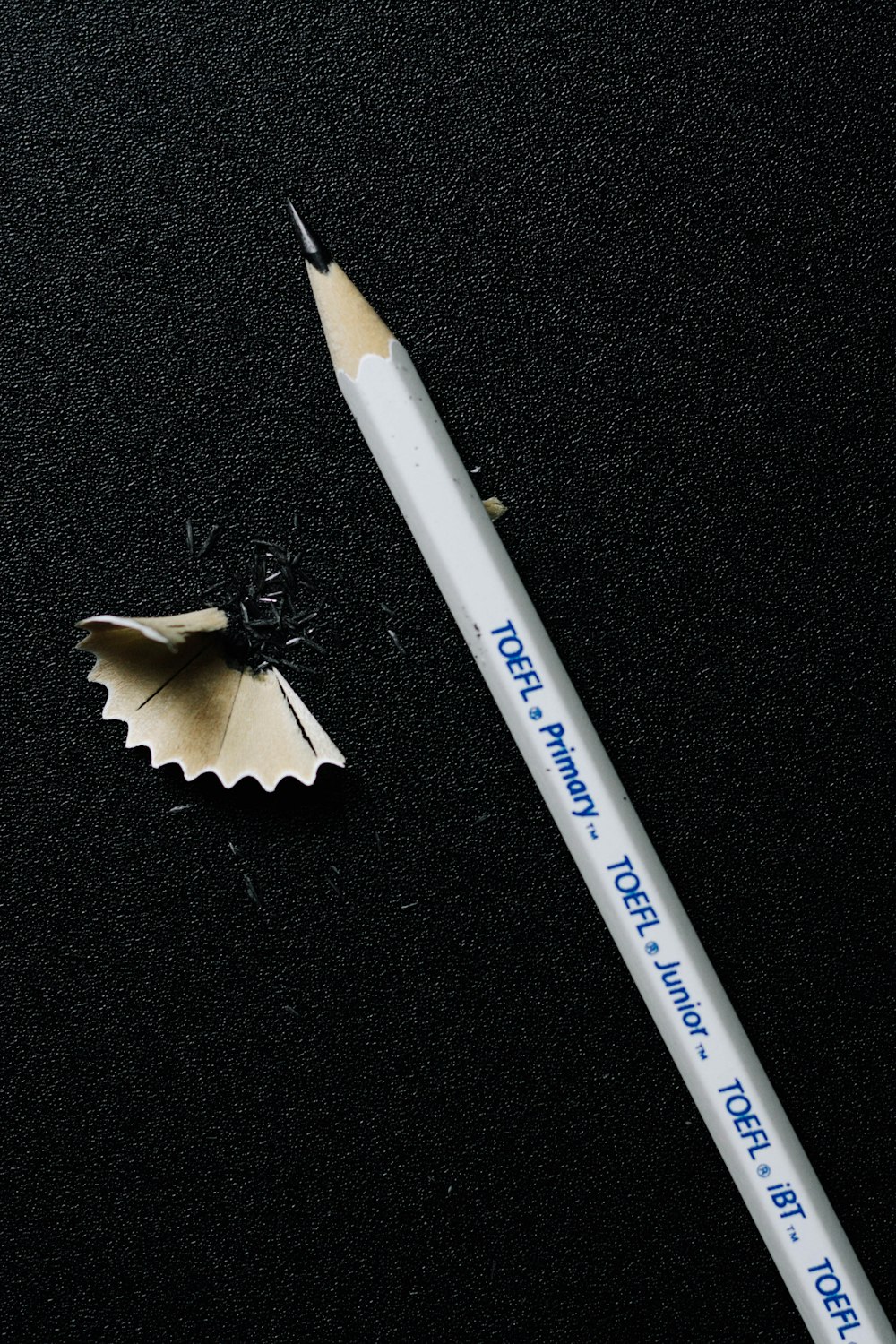 검은색 섬유에 흰색과 파란색 연필